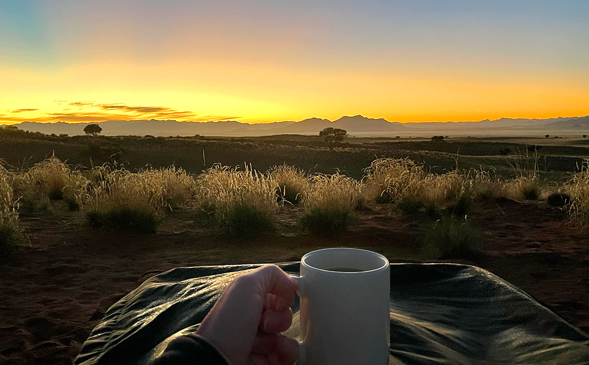 café au lever du soleil en Namibie 